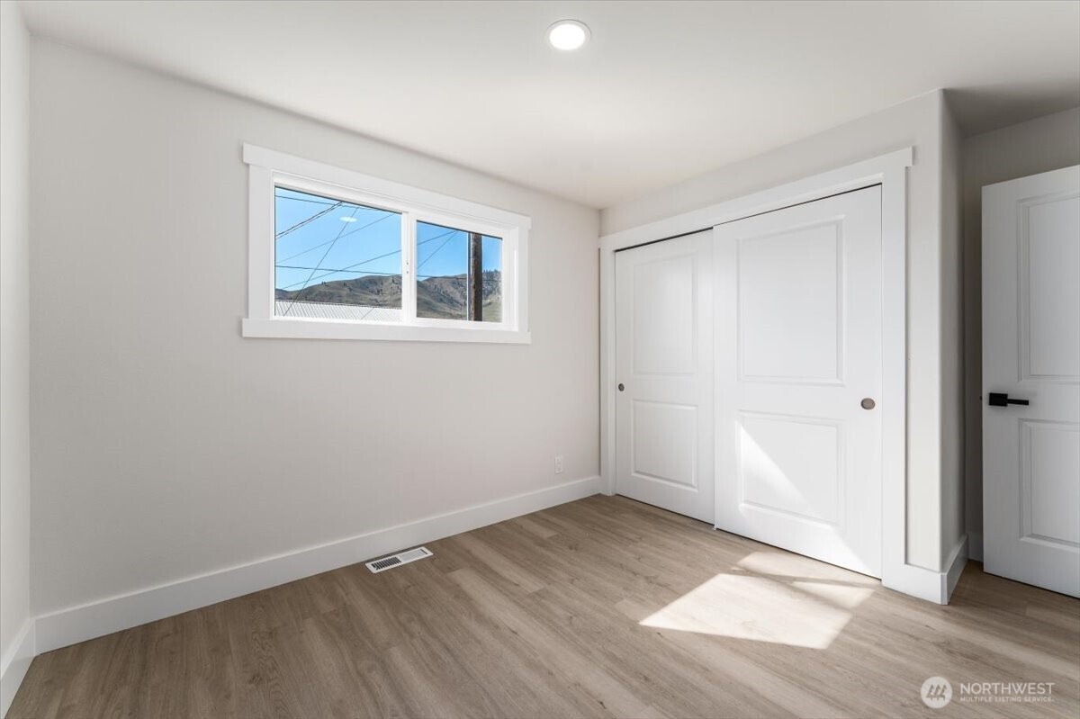 916 E Johnson Avenue , Chelan, WA 98816