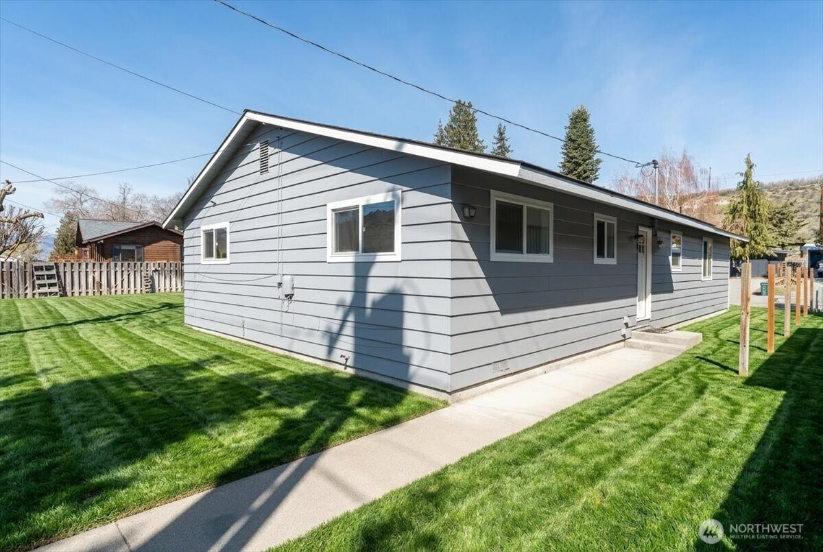 916 E Johnson Avenue , Chelan, WA 98816