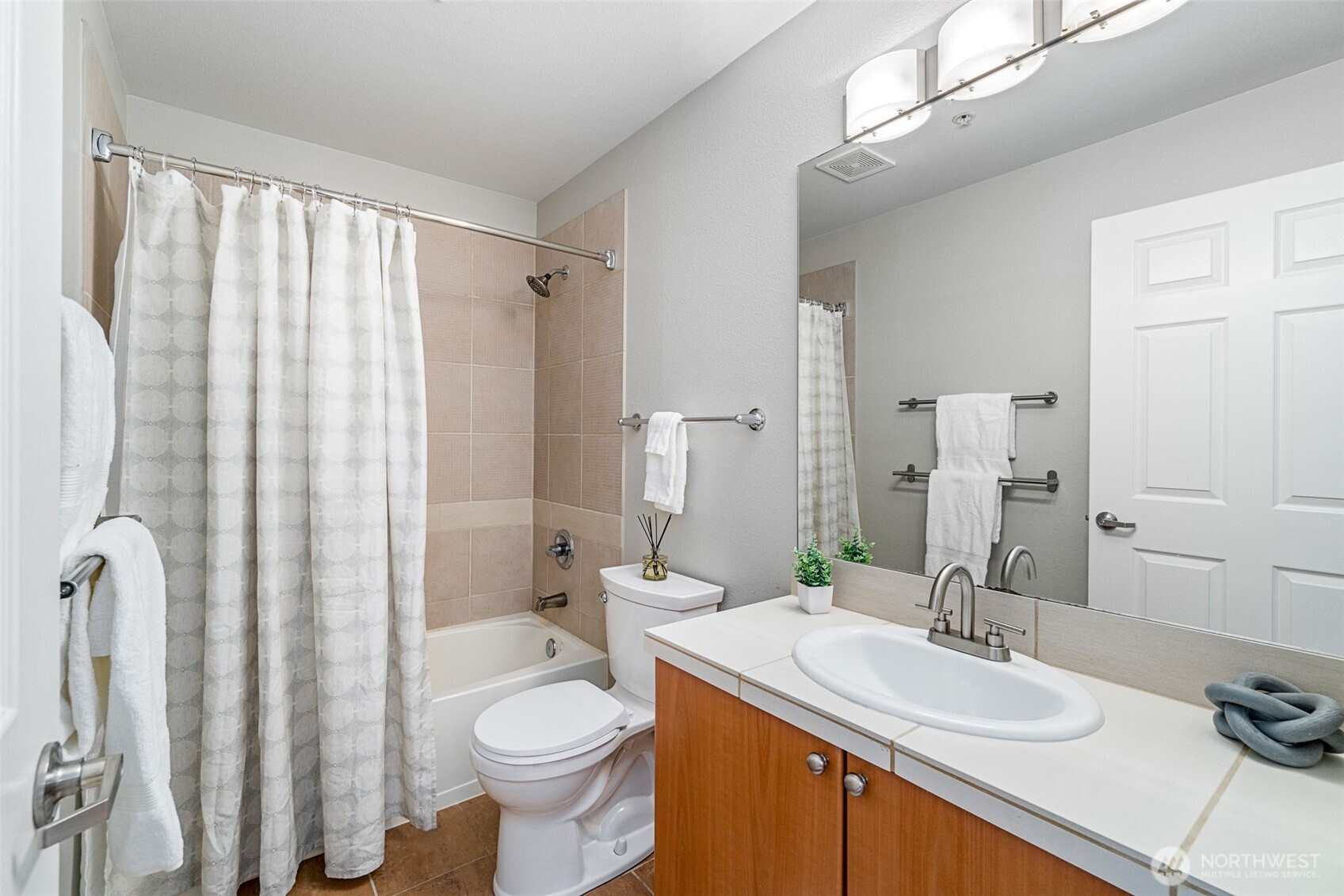 621 5th Avenue N #403, Seattle, WA 98109