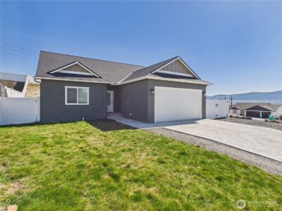 925 N Macaw Avenue , East Wenatchee, WA 98802