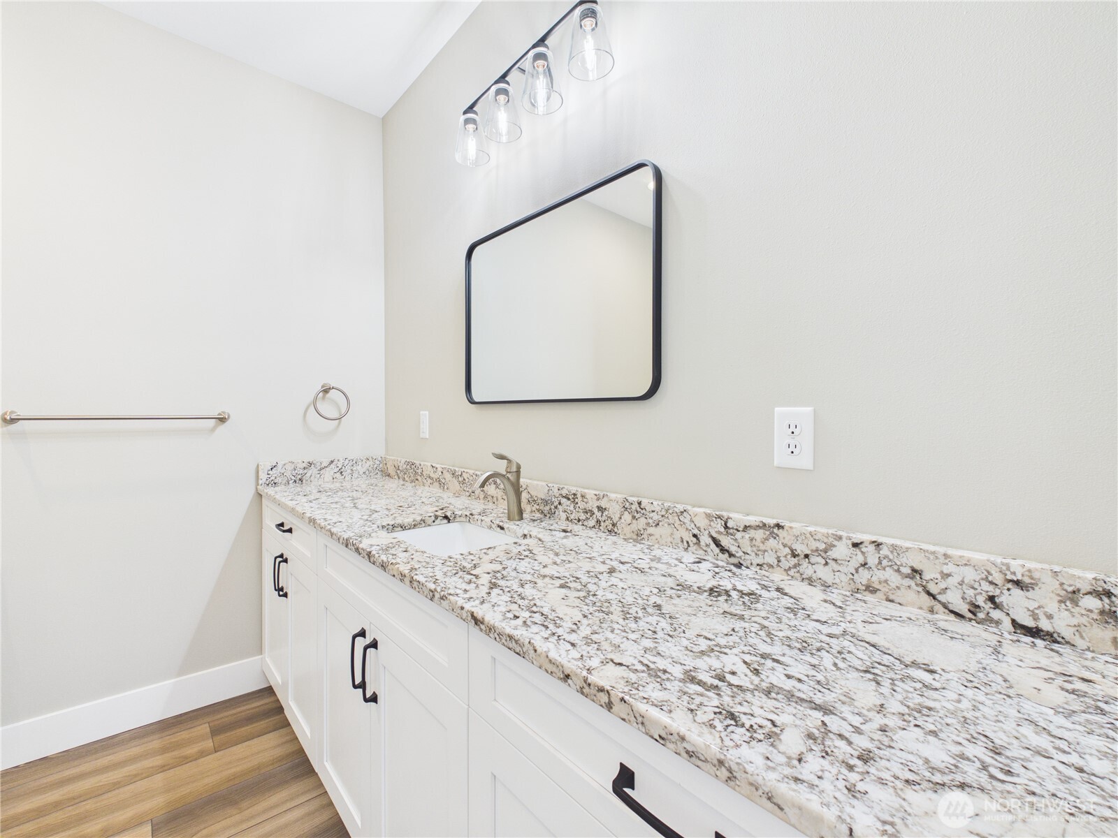 925 N Macaw Avenue , East Wenatchee, WA 98802