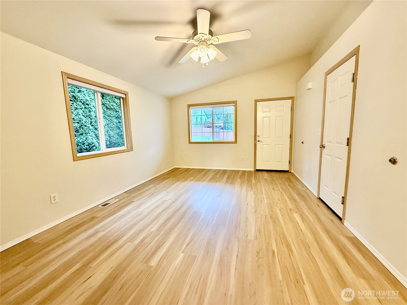 1200 N 12th Place , Mount Vernon, WA 98273