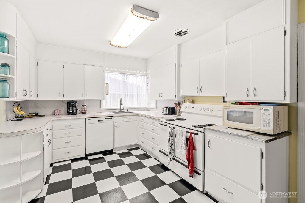 704 Essex Avenue , Aberdeen, WA 98520