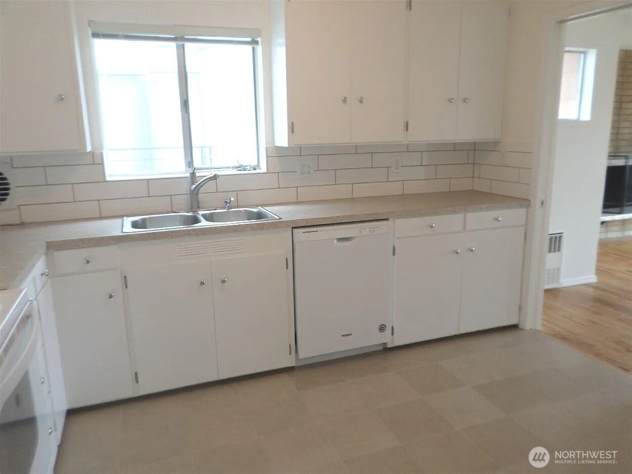 2020 Eastlake Avenue E, Seattle, WA 98102-3580