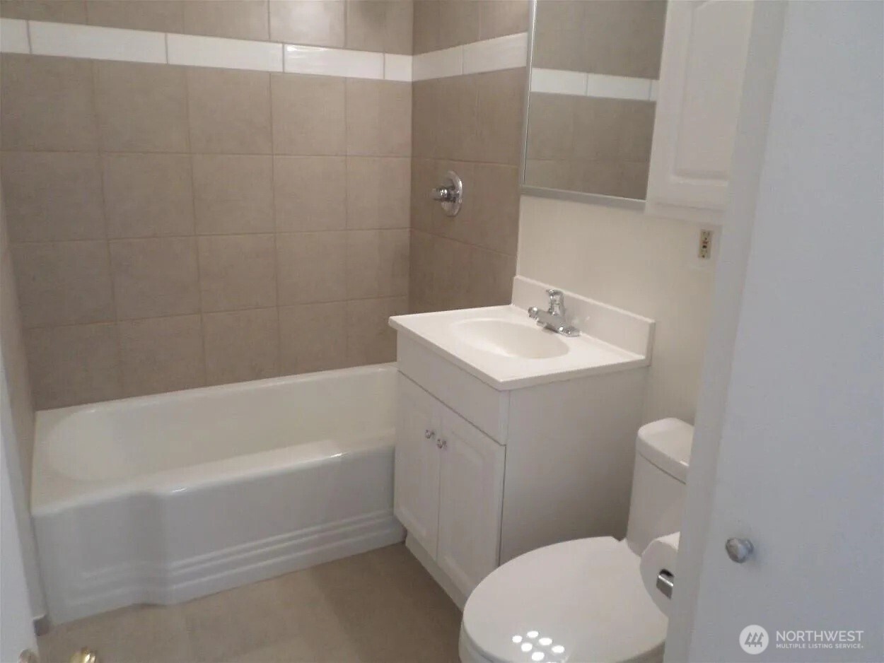 2020 Eastlake Avenue E, Seattle, WA 98102-3580