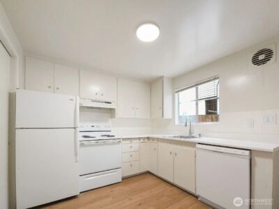 2020 Eastlake Avenue E, Seattle, WA 98102-3580 - Photo 23