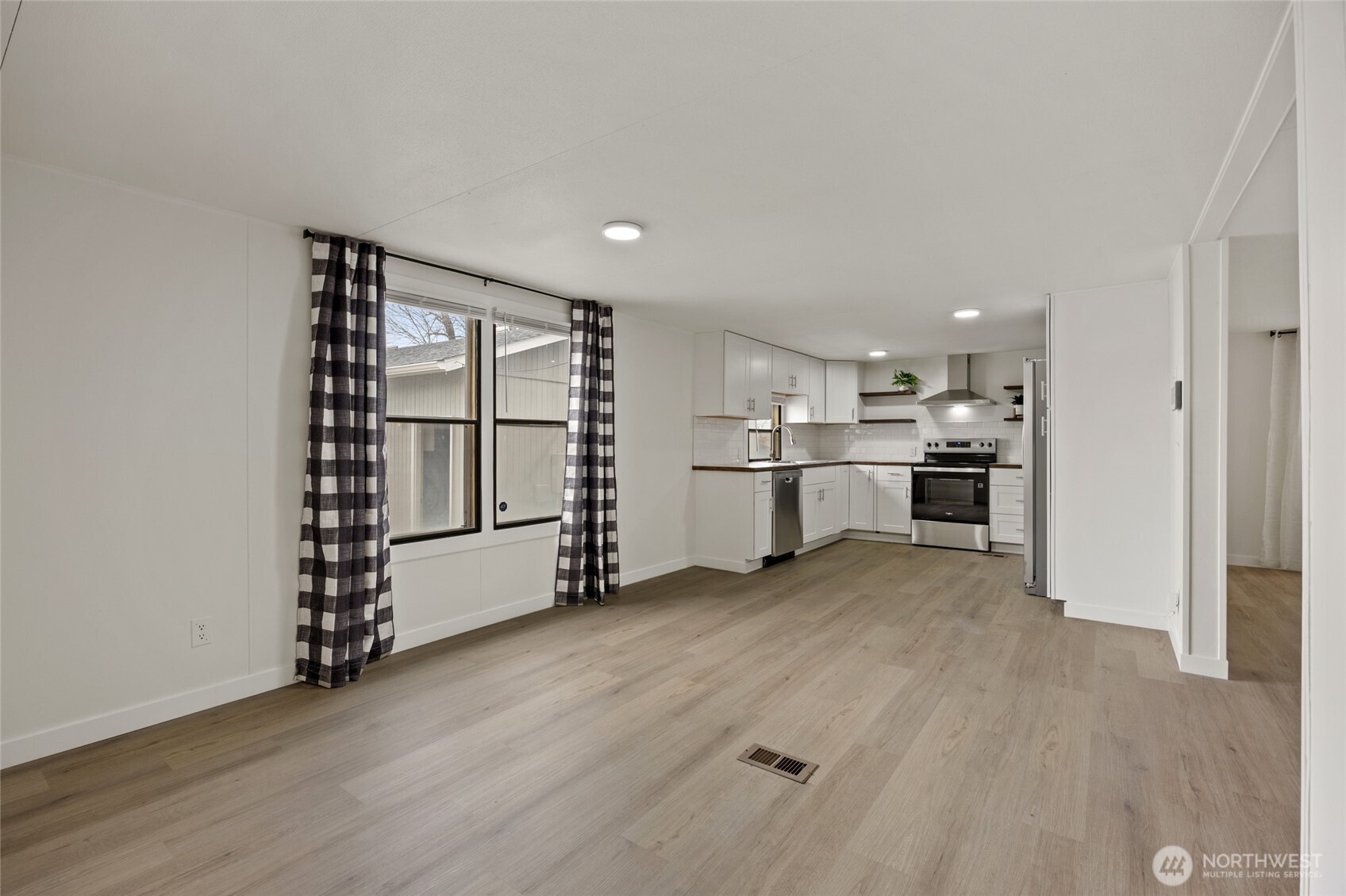 8780 NE Lybbert Drive , Moses Lake, WA 98837