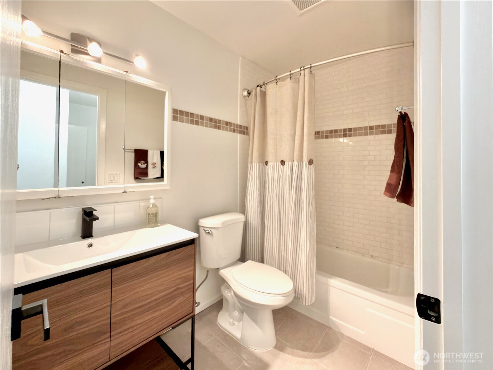 5834 NE 75th Street #B202, Seattle, WA 98115