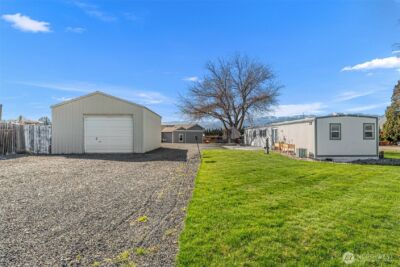 420 30th Street NW, East Wenatchee, WA 98802 - Photo 2