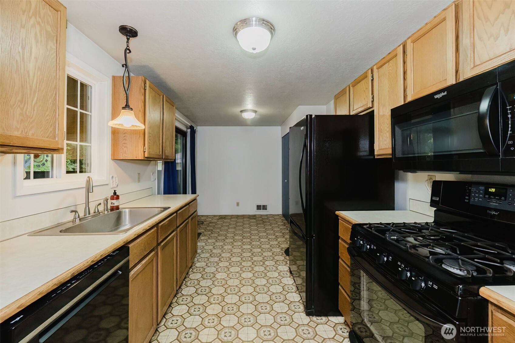 7600 Sandy Way NE, Poulsbo, WA 98370