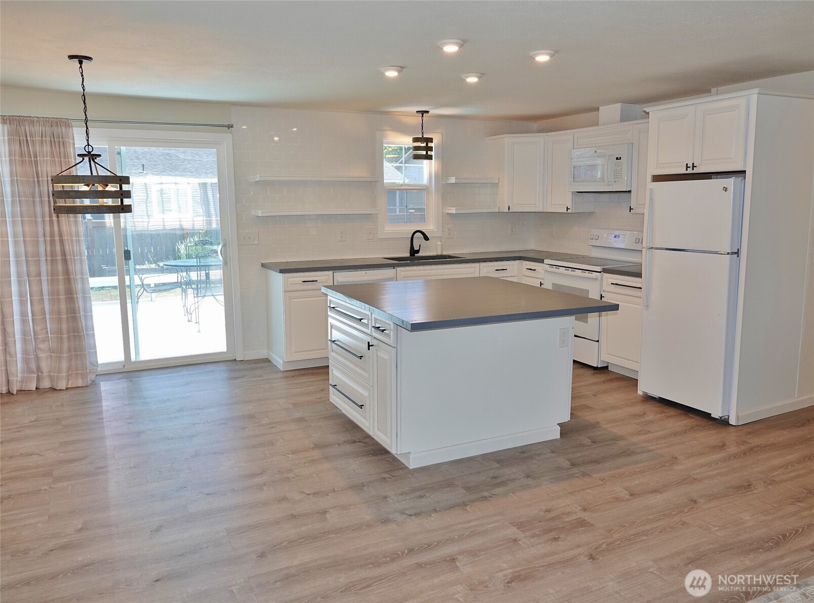 137 S Razor Clam Drive SW, Ocean Shores, WA 98569