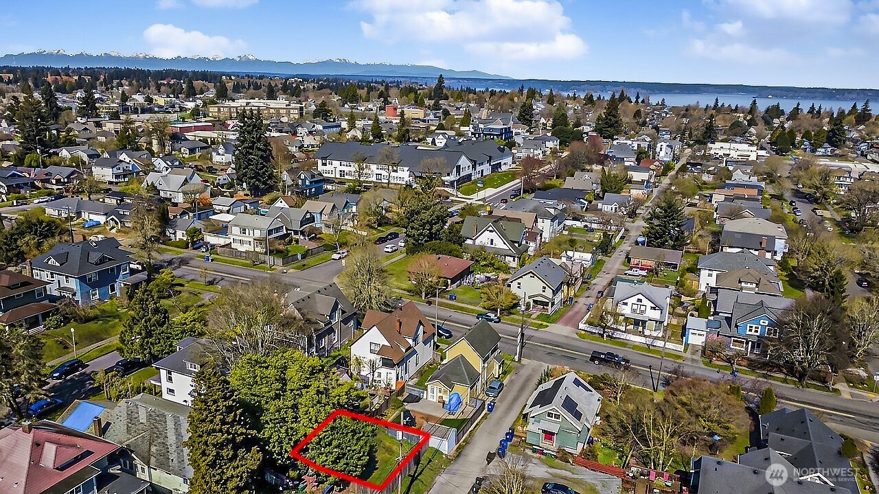 909 S Ainsworth Avenue , Tacoma, WA 98405