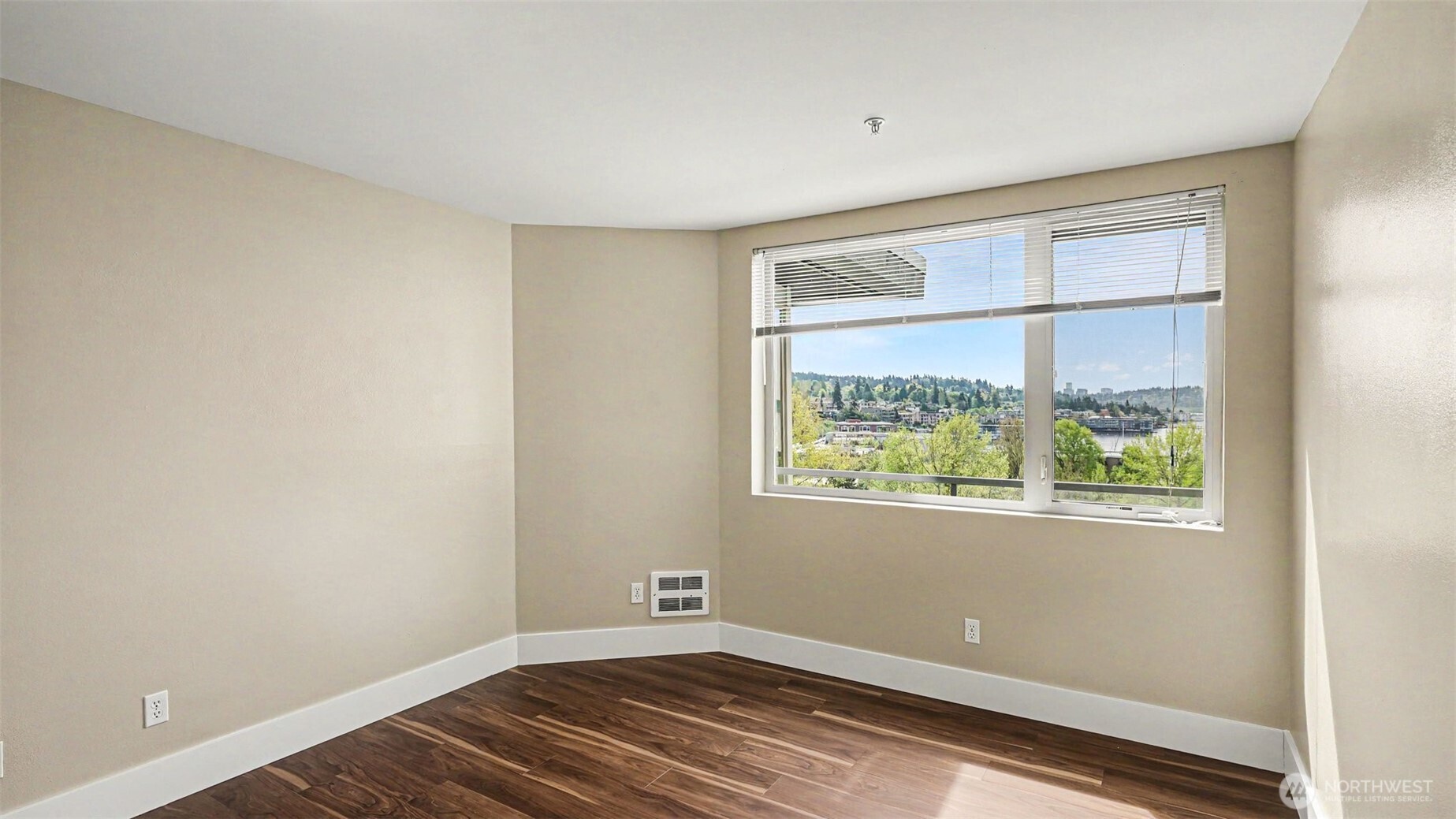 220 1st Street #402, Kirkland, WA 98033