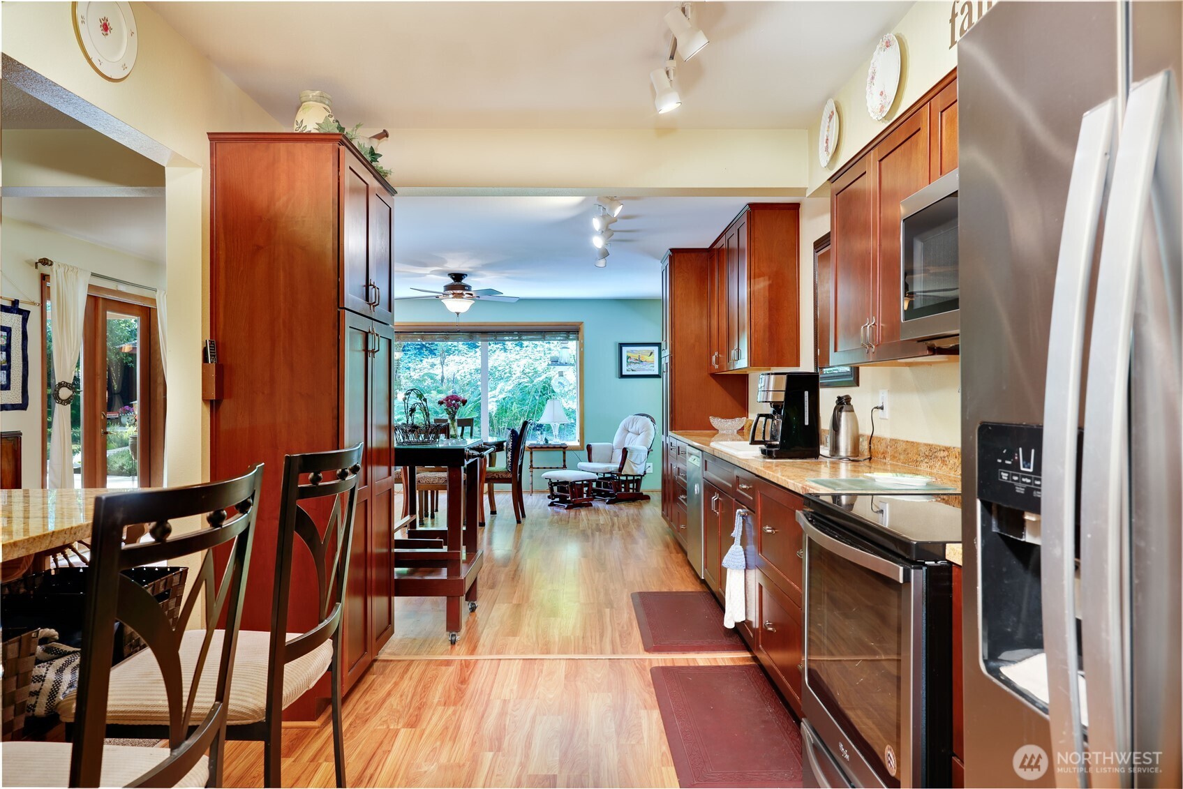 541 Surfcrest Place NE, Poulsbo, WA 98370