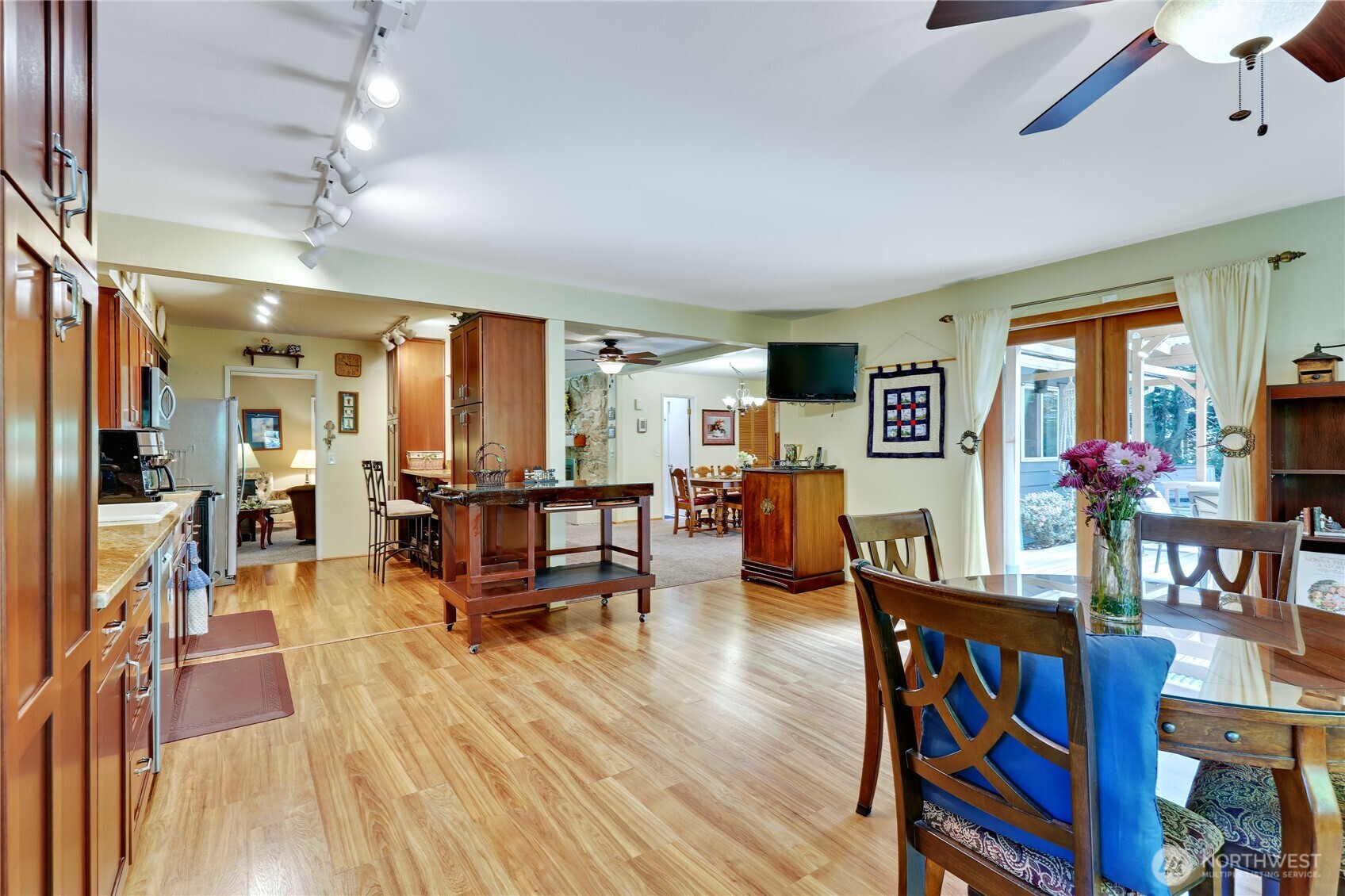 541 Surfcrest Place NE, Poulsbo, WA 98370