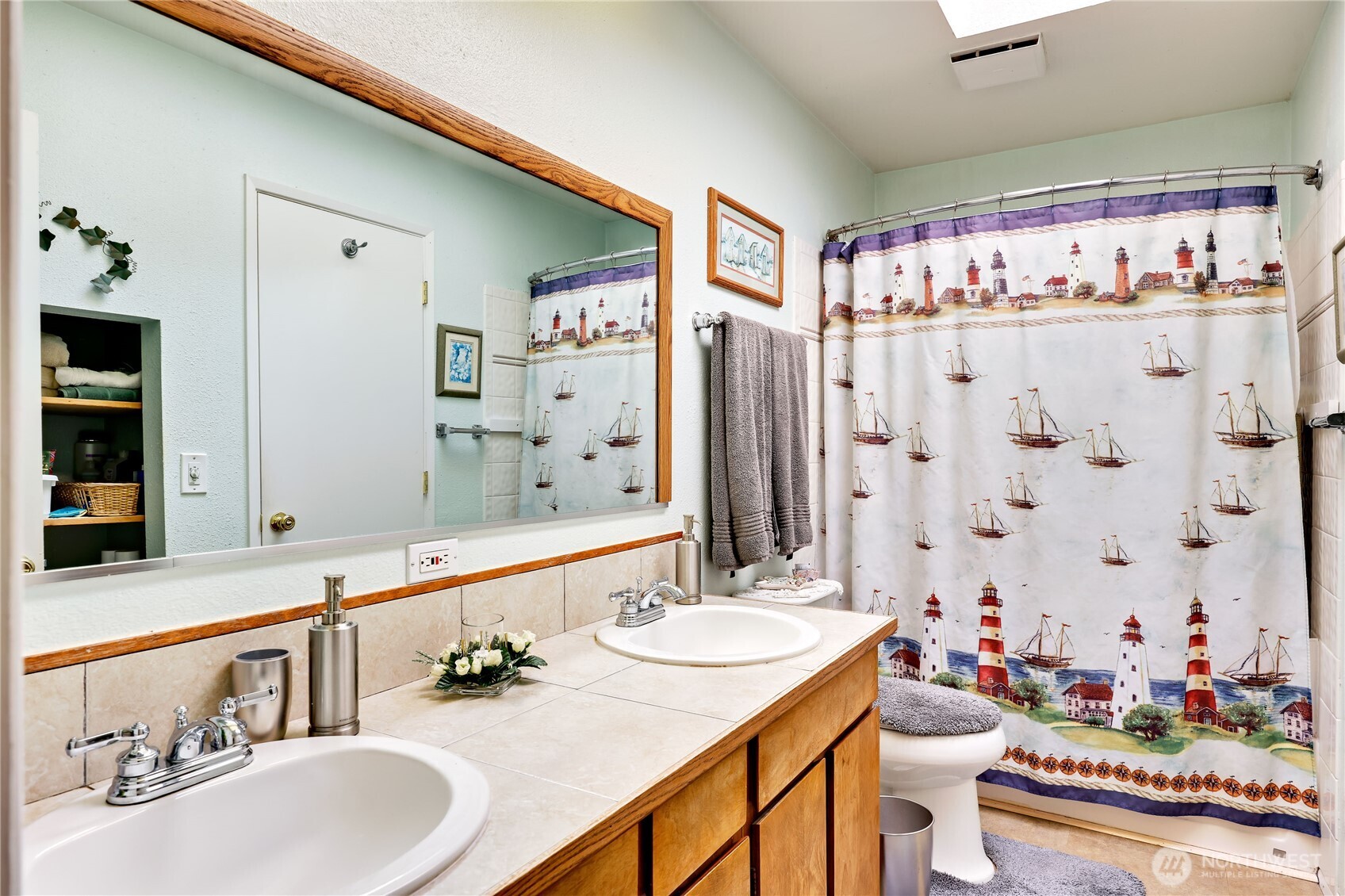 541 Surfcrest Place NE, Poulsbo, WA 98370