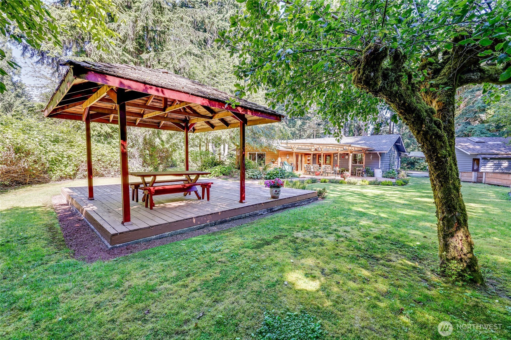 541 Surfcrest Place NE, Poulsbo, WA 98370