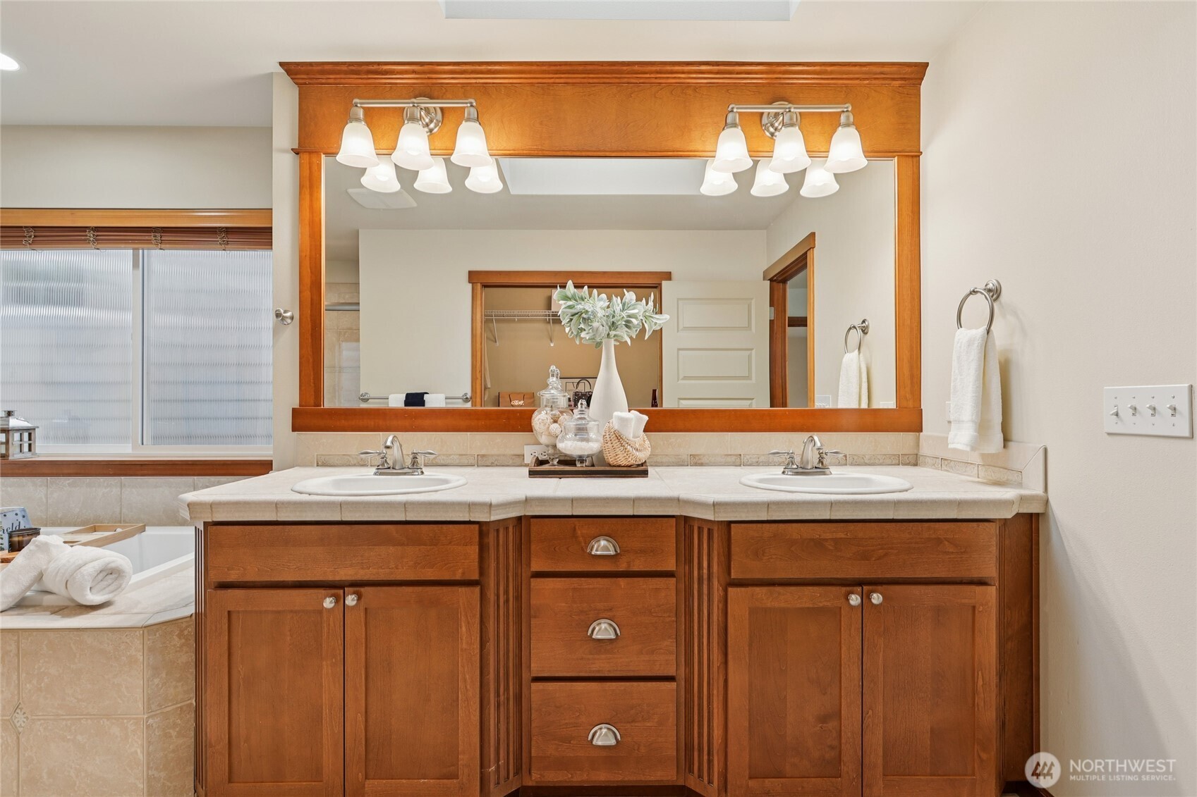 8827 NE 148th Place , Kenmore, WA 98028