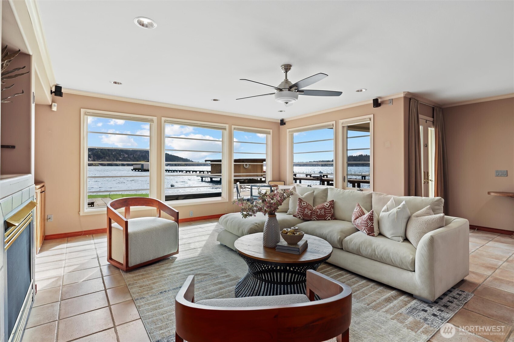 4701 NE Shore Place , Lake Forest Park, WA 98155-5639