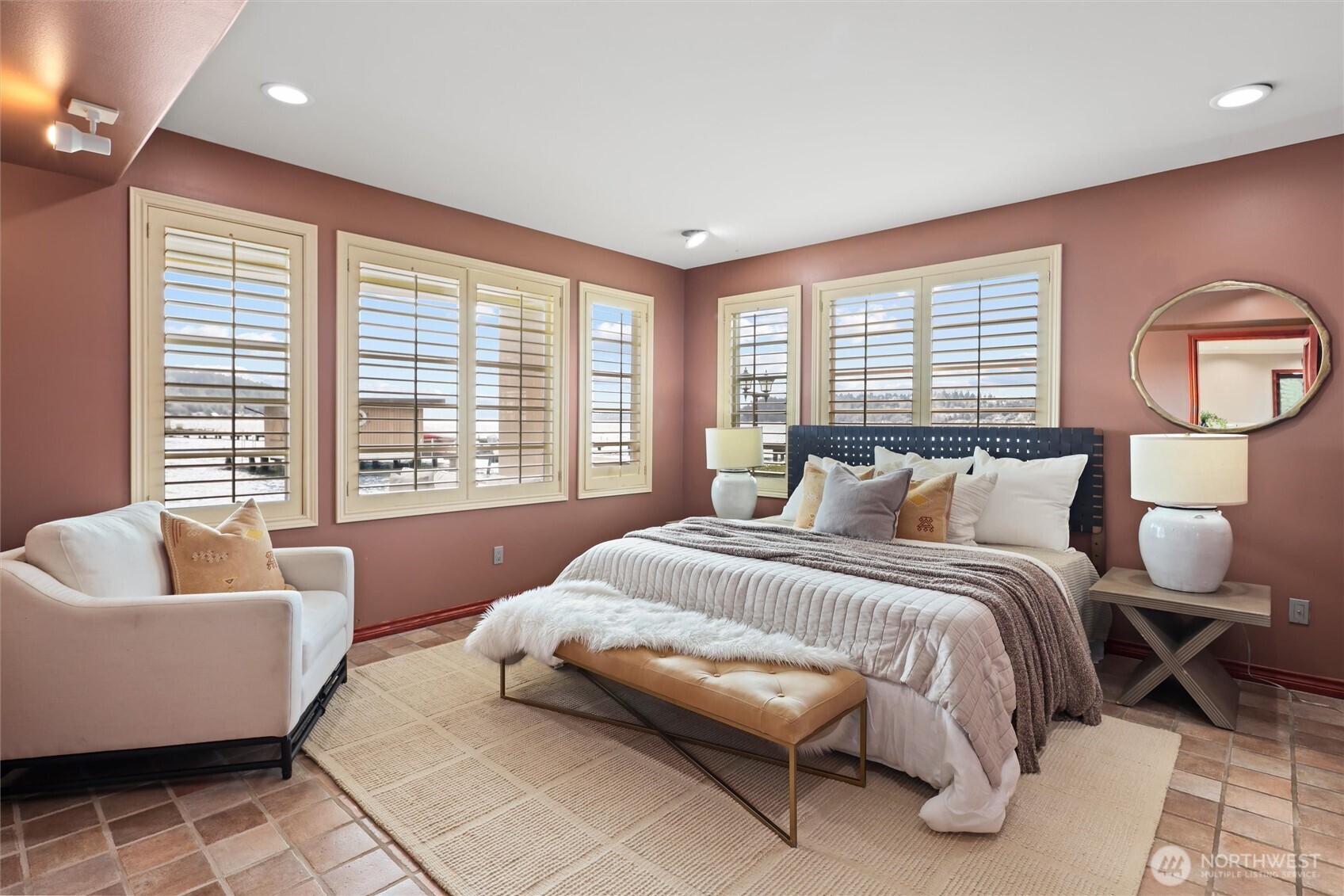 4701 NE Shore Place , Lake Forest Park, WA 98155-5639