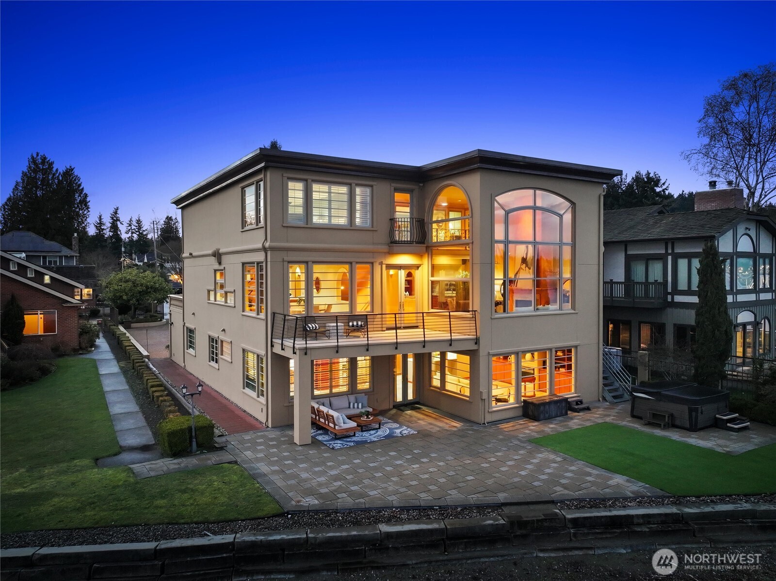 4701 NE Shore Place , Lake Forest Park, WA 98155-5639