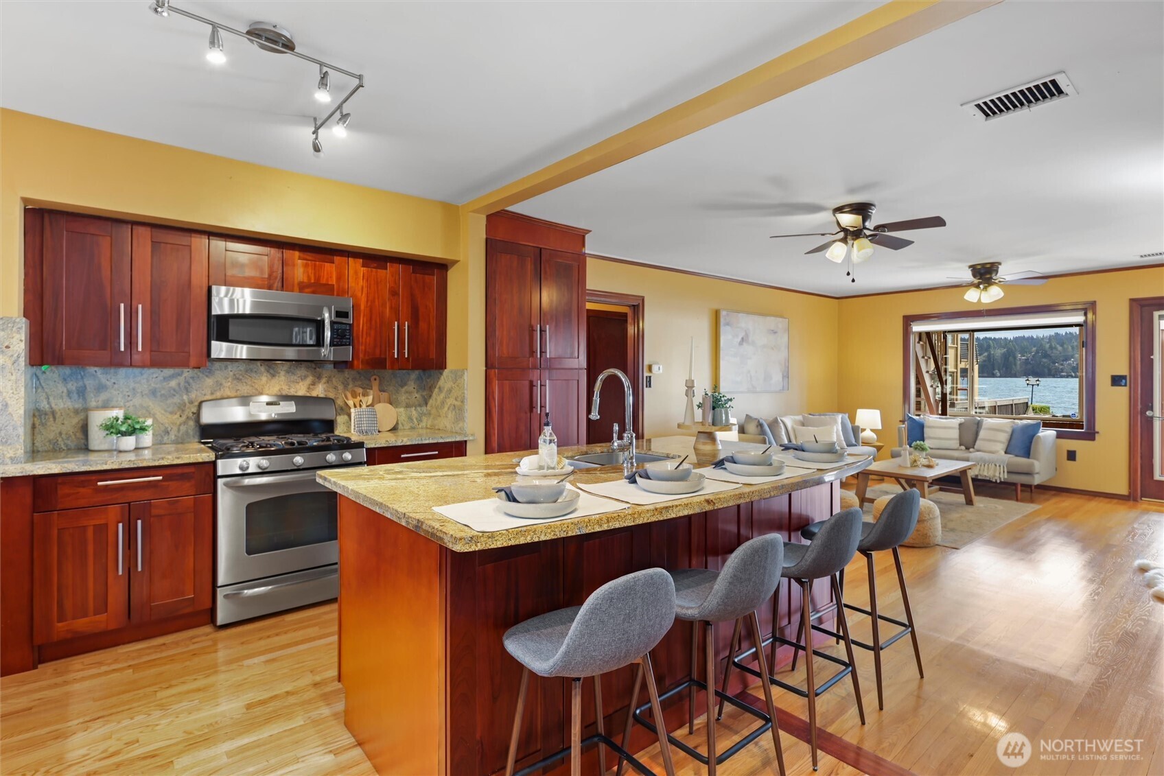 4701 NE Shore Place , Lake Forest Park, WA 98155-5639