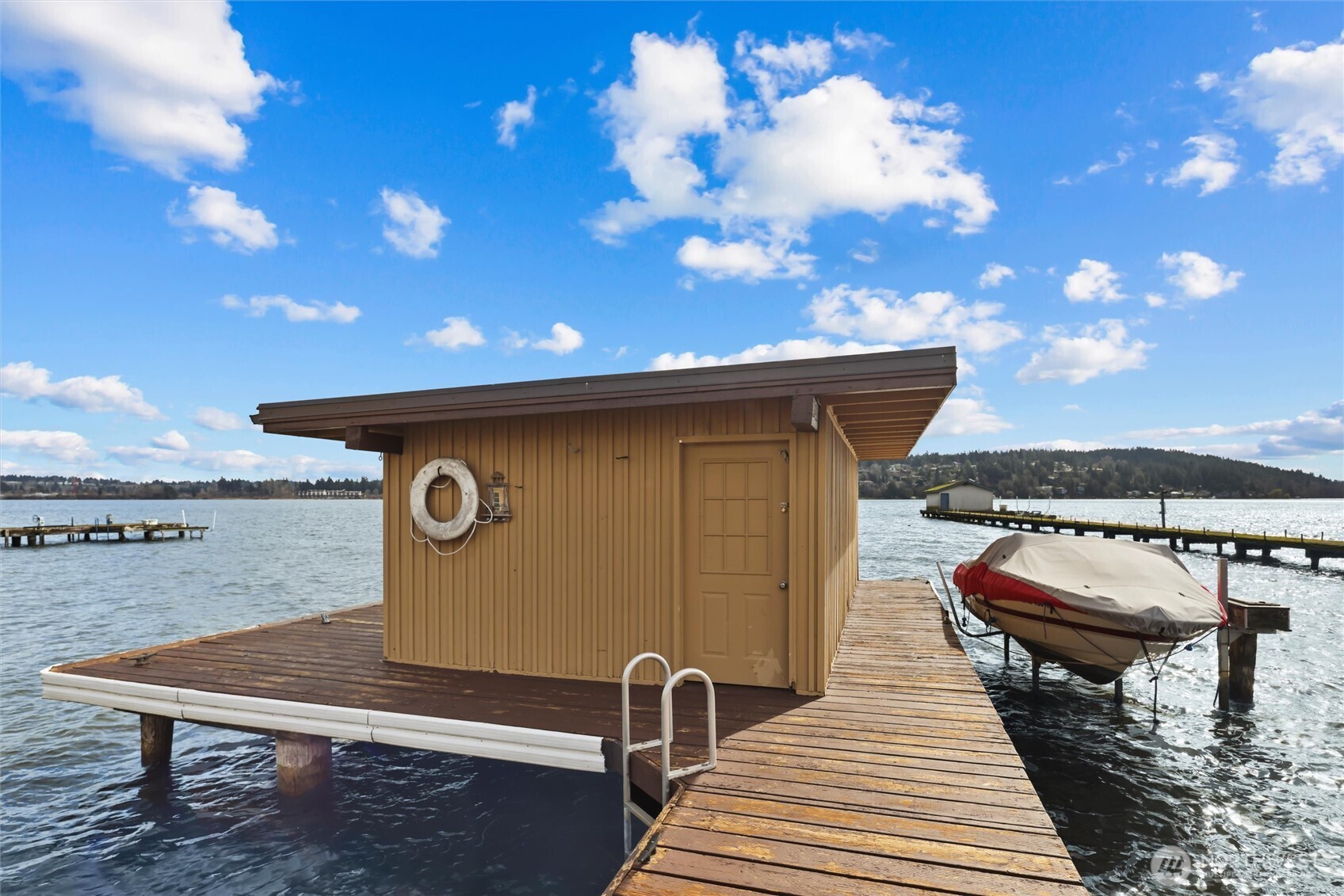 4701 NE Shore Place , Lake Forest Park, WA 98155-5639