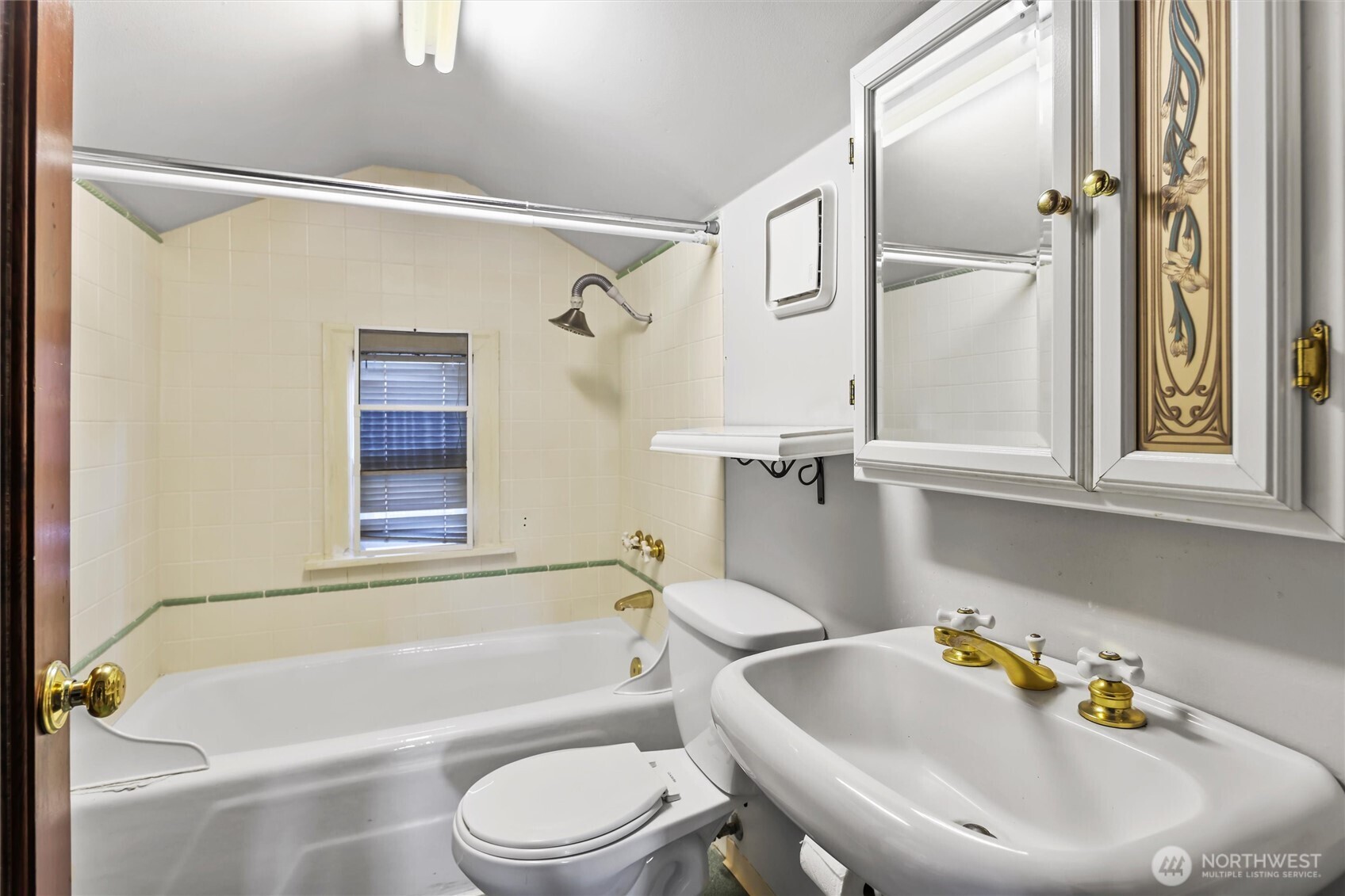 4728 NE 172nd Street , Lake Forest Park, WA 98155