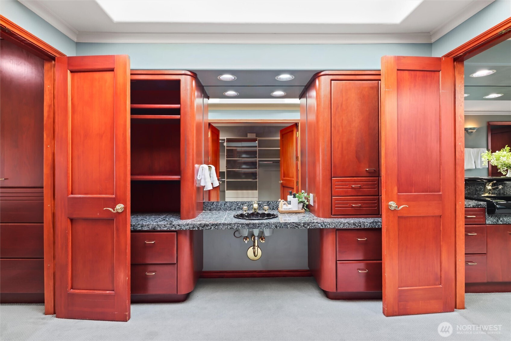 4701 NE Shore Place , Lake Forest Park, WA 98155-5639