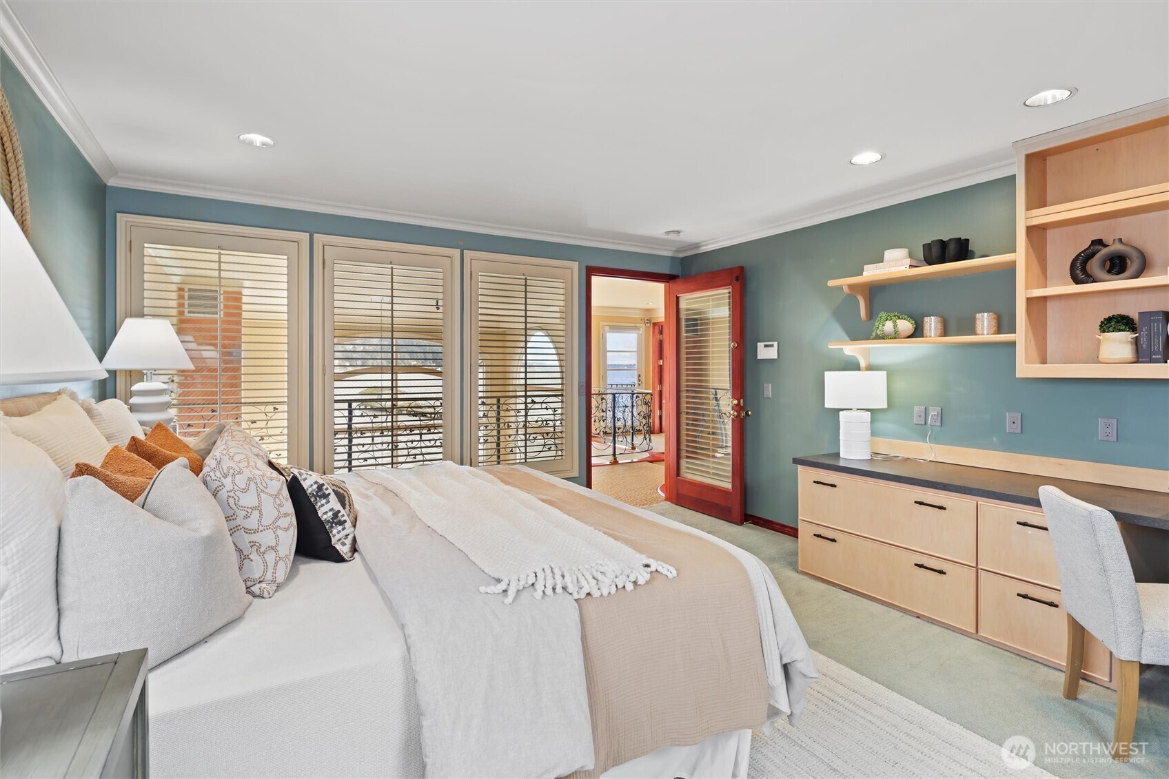 4701 NE Shore Place , Lake Forest Park, WA 98155-5639