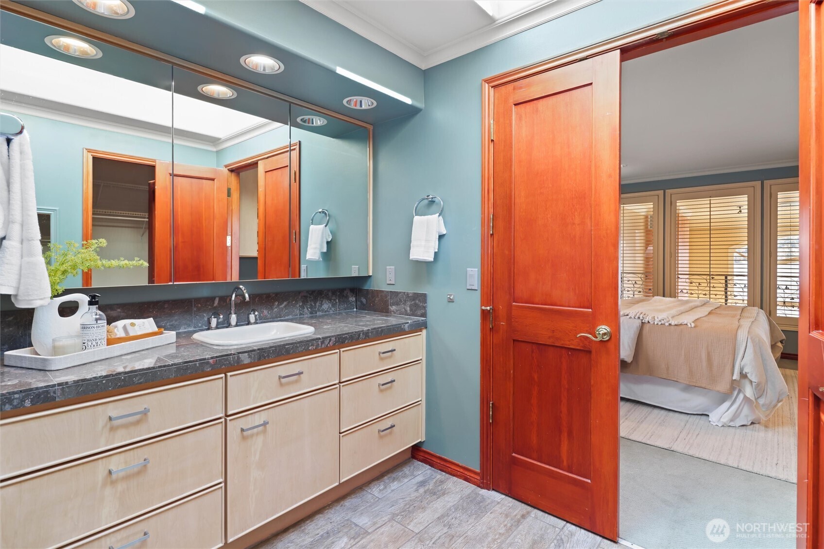 4701 NE Shore Place , Lake Forest Park, WA 98155-5639