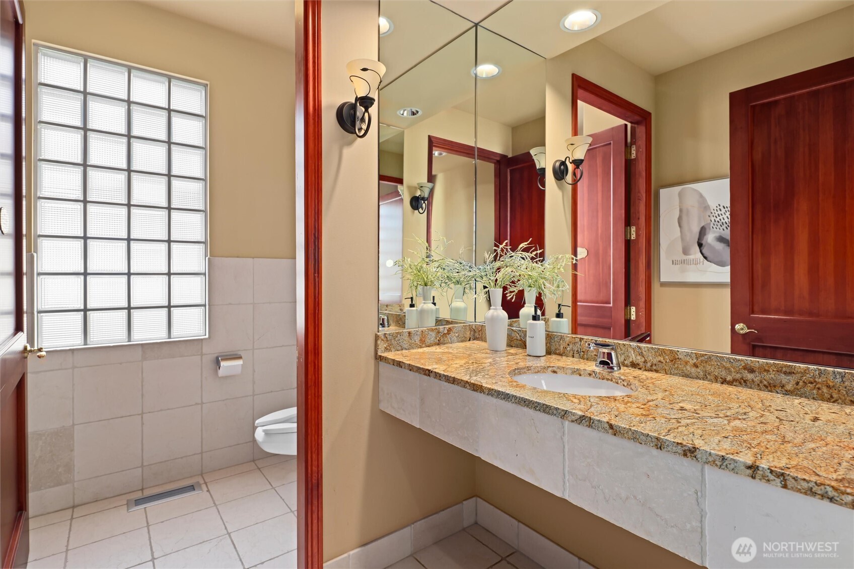 4701 NE Shore Place , Lake Forest Park, WA 98155-5639