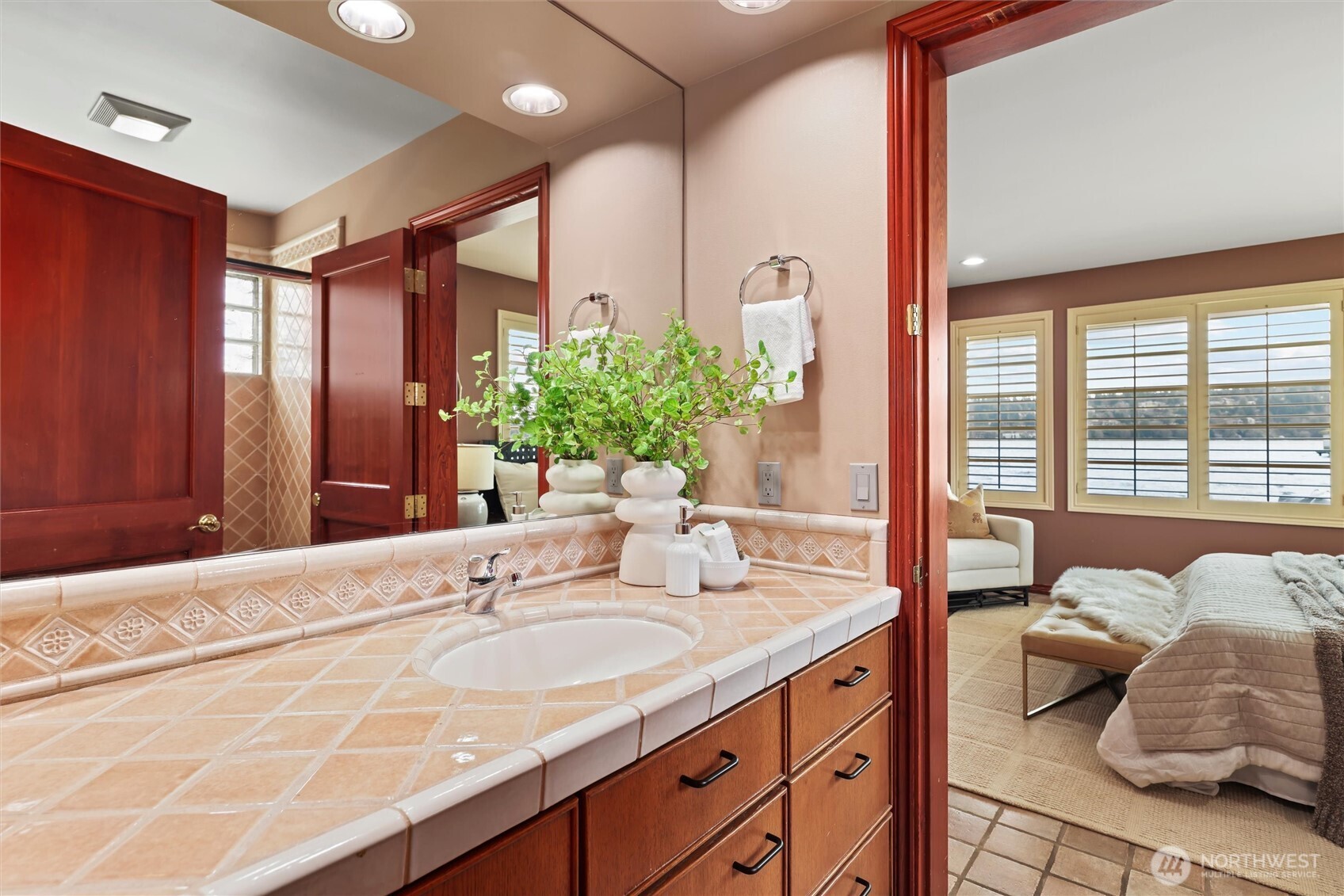 4701 NE Shore Place , Lake Forest Park, WA 98155-5639