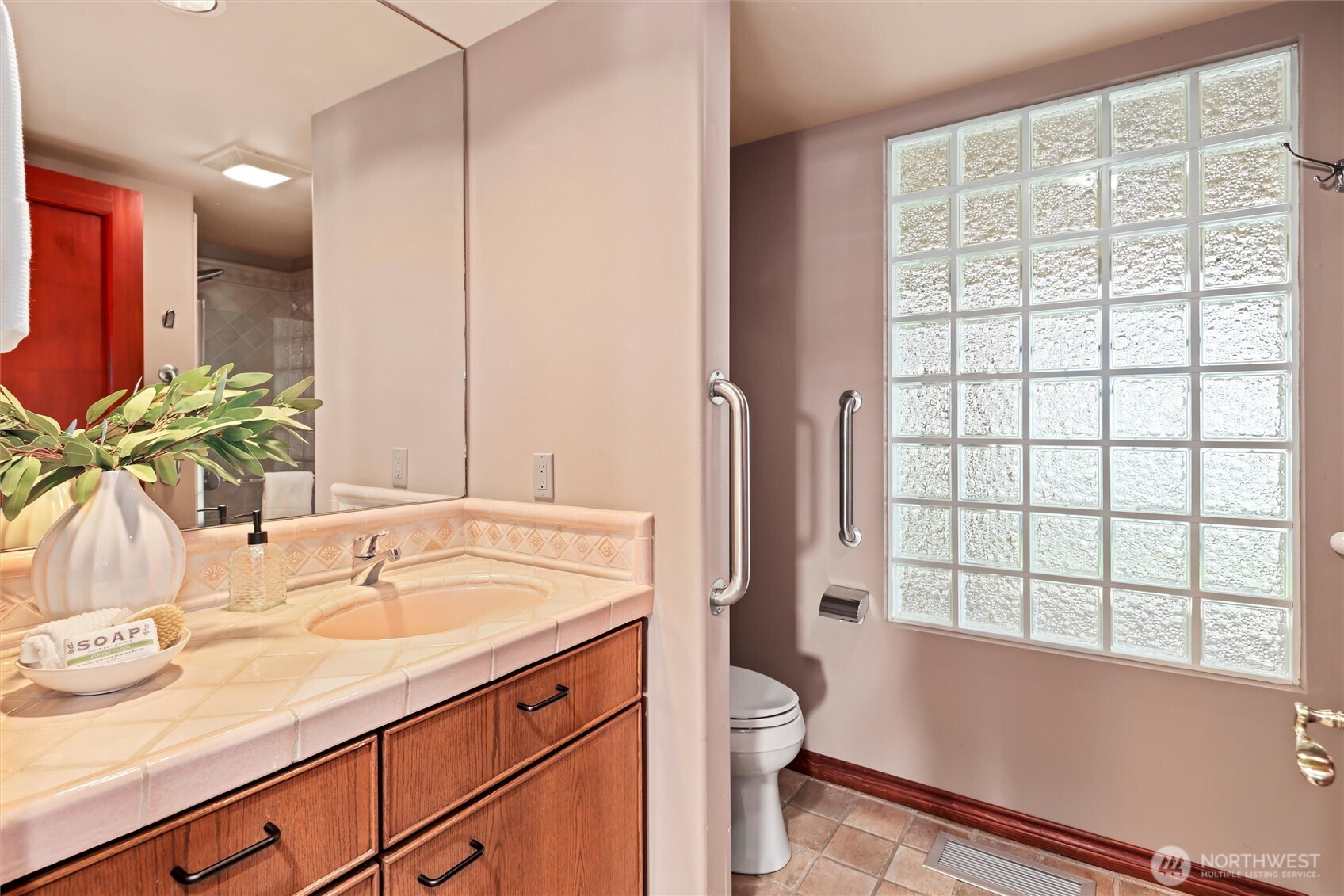 4701 NE Shore Place , Lake Forest Park, WA 98155-5639