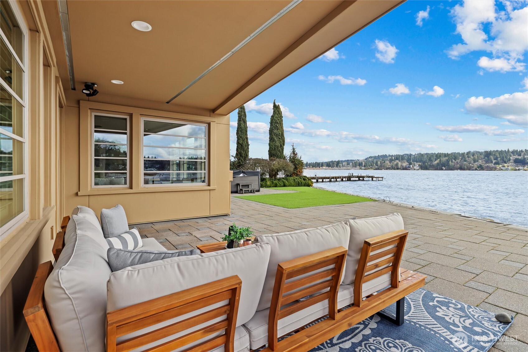 4701 NE Shore Place , Lake Forest Park, WA 98155-5639