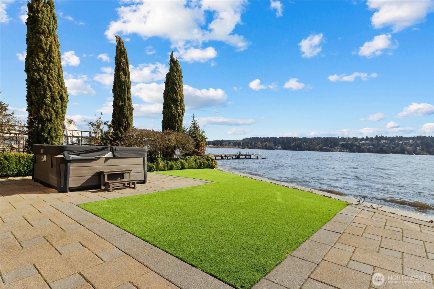 4701 NE Shore Place , Lake Forest Park, WA 98155-5639