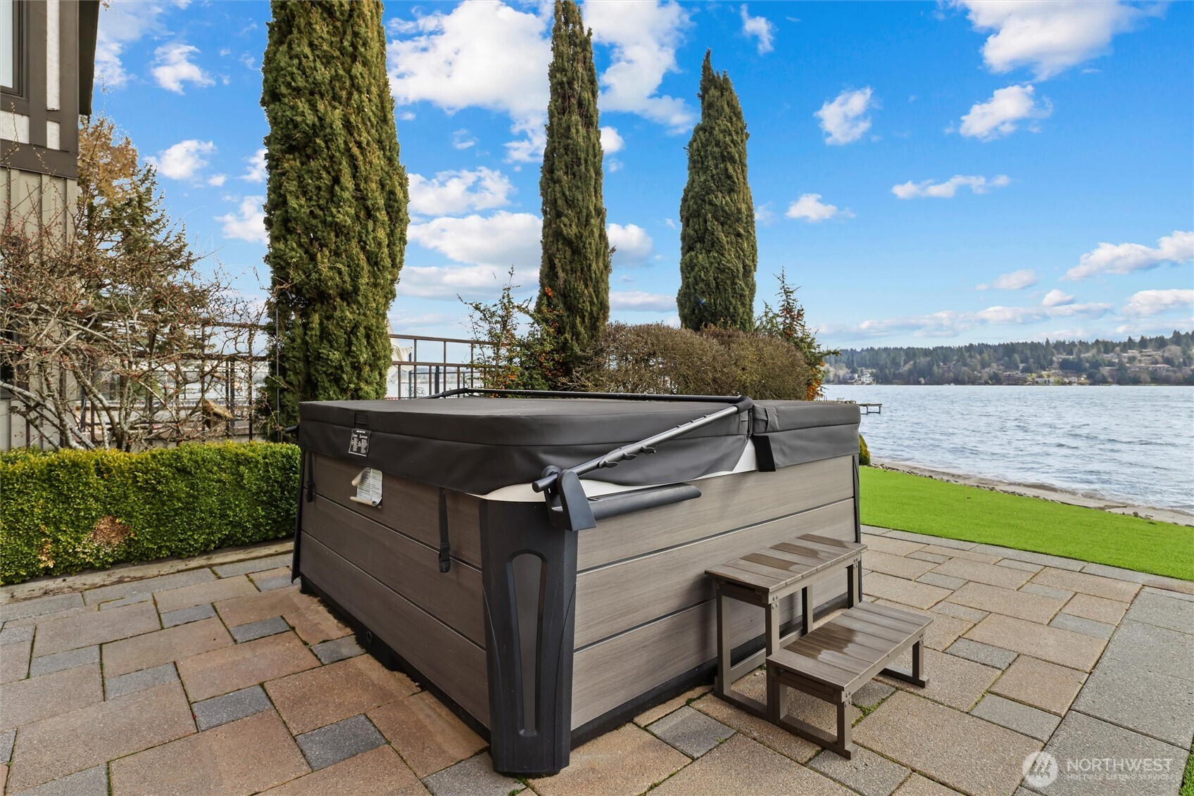 4701 NE Shore Place , Lake Forest Park, WA 98155-5639