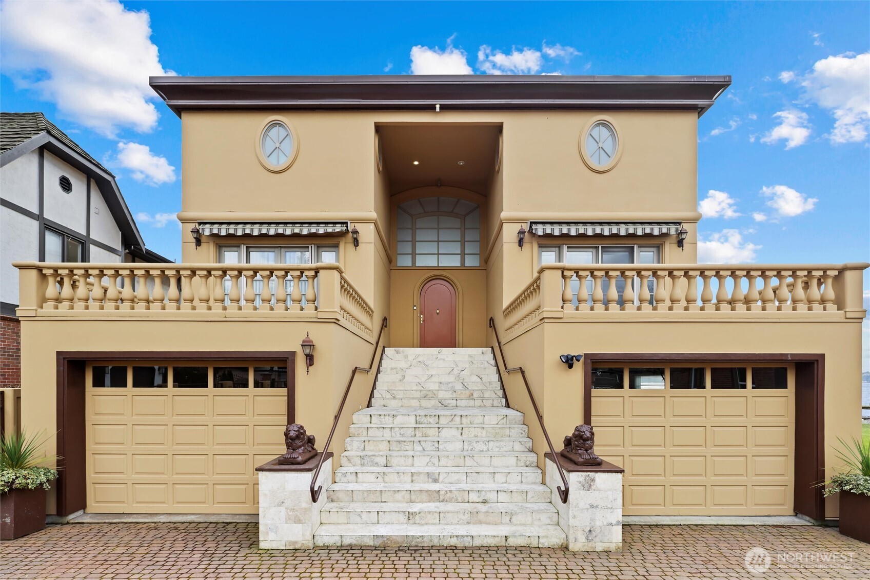 4701 NE Shore Place , Lake Forest Park, WA 98155-5639