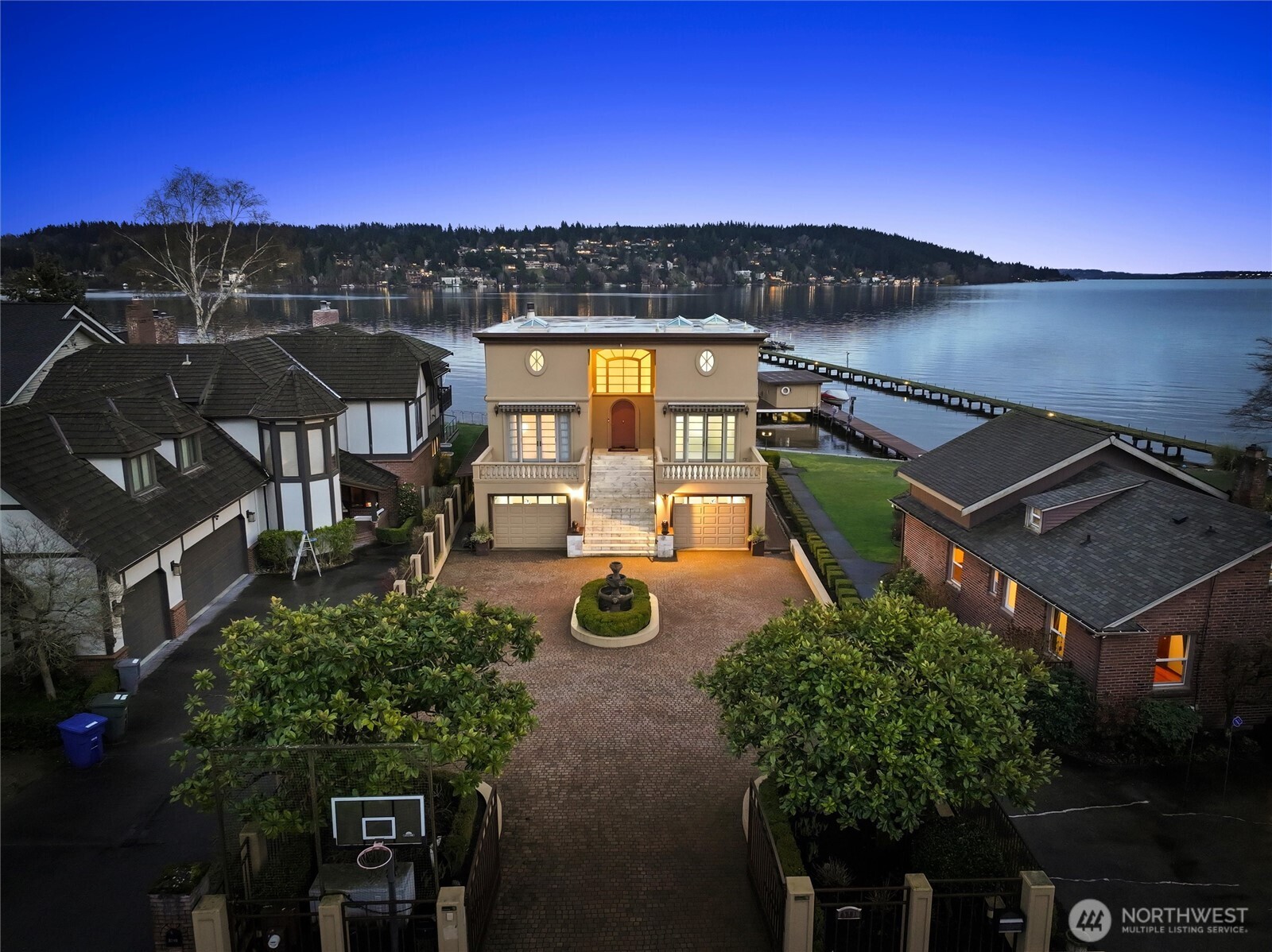 4701 NE Shore Place , Lake Forest Park, WA 98155-5639