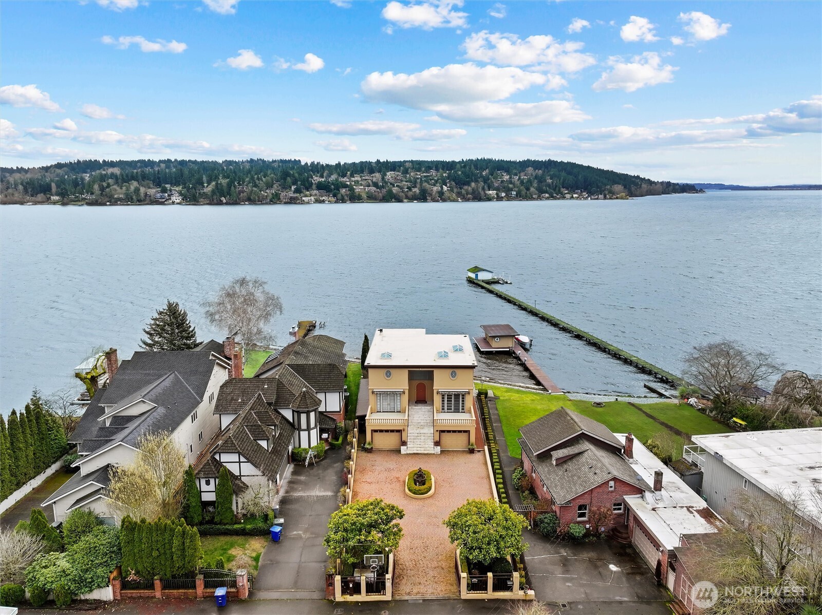 4701 NE Shore Place , Lake Forest Park, WA 98155-5639