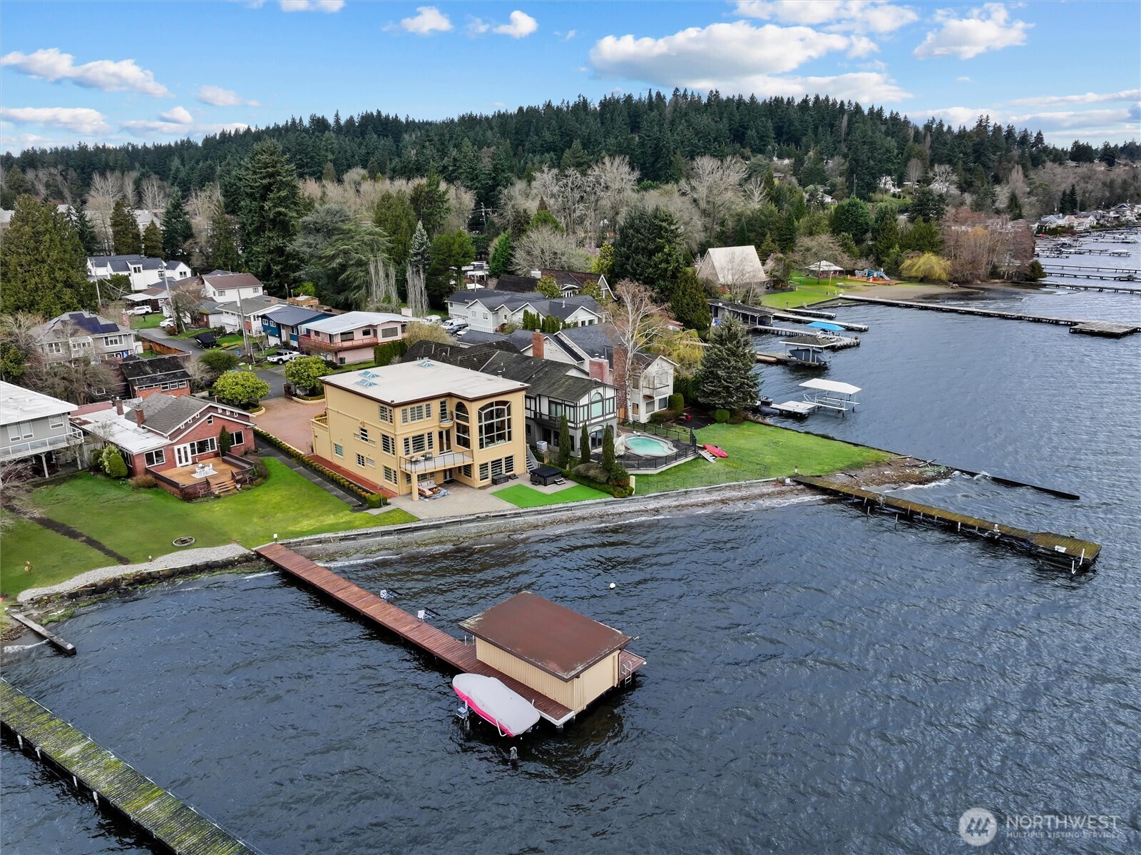4701 NE Shore Place , Lake Forest Park, WA 98155-5639