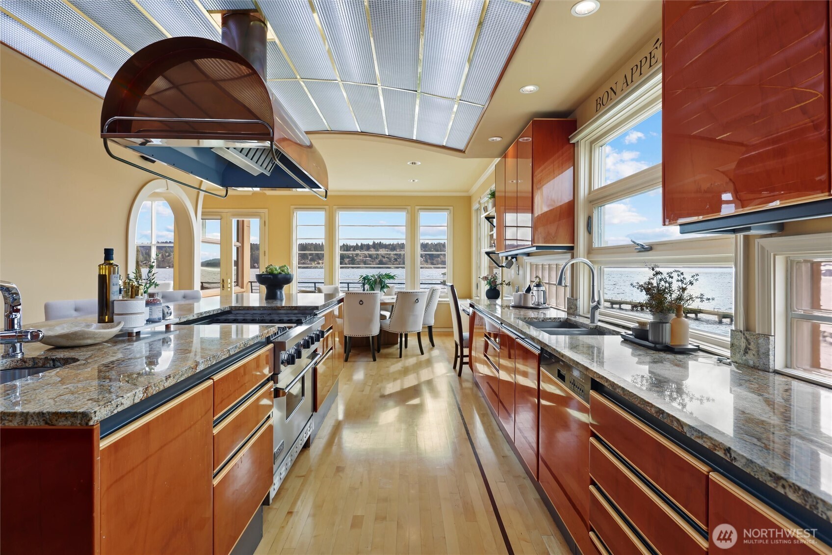 4701 NE Shore Place , Lake Forest Park, WA 98155-5639