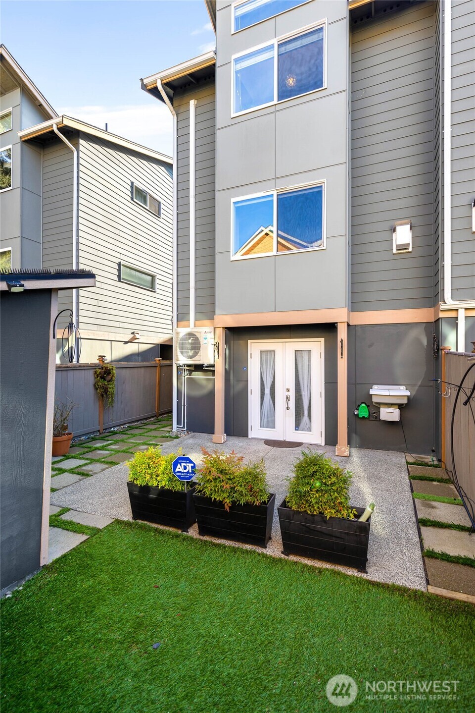 932 N 96th Street , Seattle, WA 98103