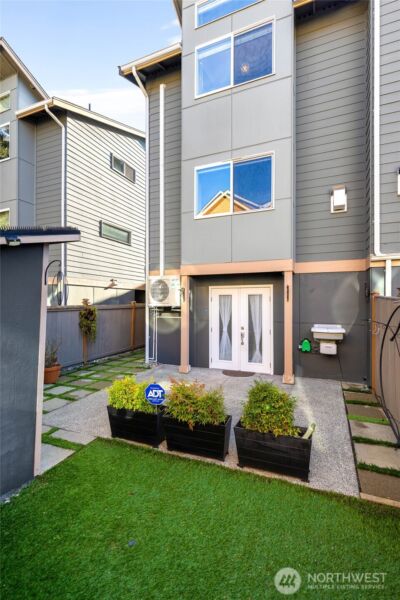 932 N 96th Street , Seattle, WA 98103 - Photo 26