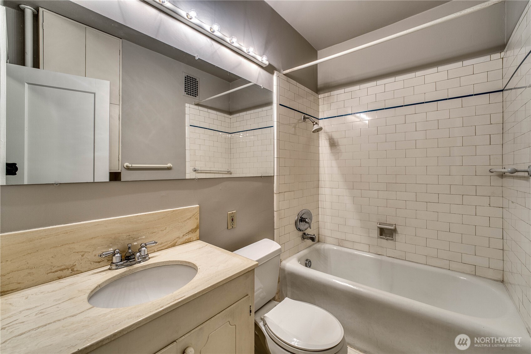 5810 Cowen Place NE #301, Seattle, WA 98105