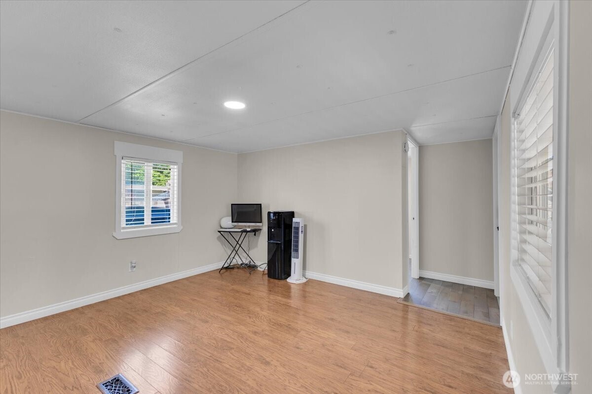 7614 NE Bothell Wy #11, Kenmore, WA 98028