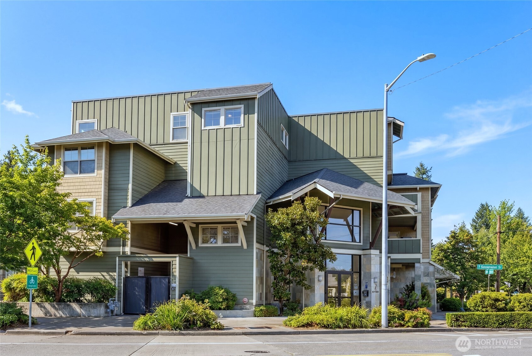 3150 W Government Way #404, Seattle, WA 98199