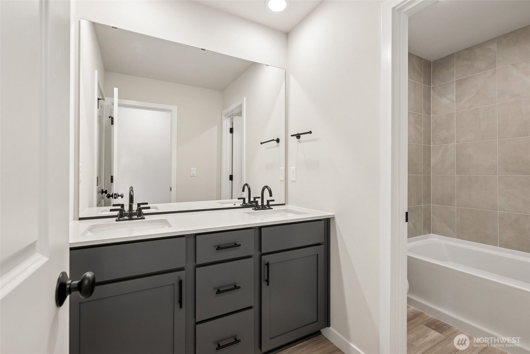 2049 NE Norseman Way , Poulsbo, WA 98370