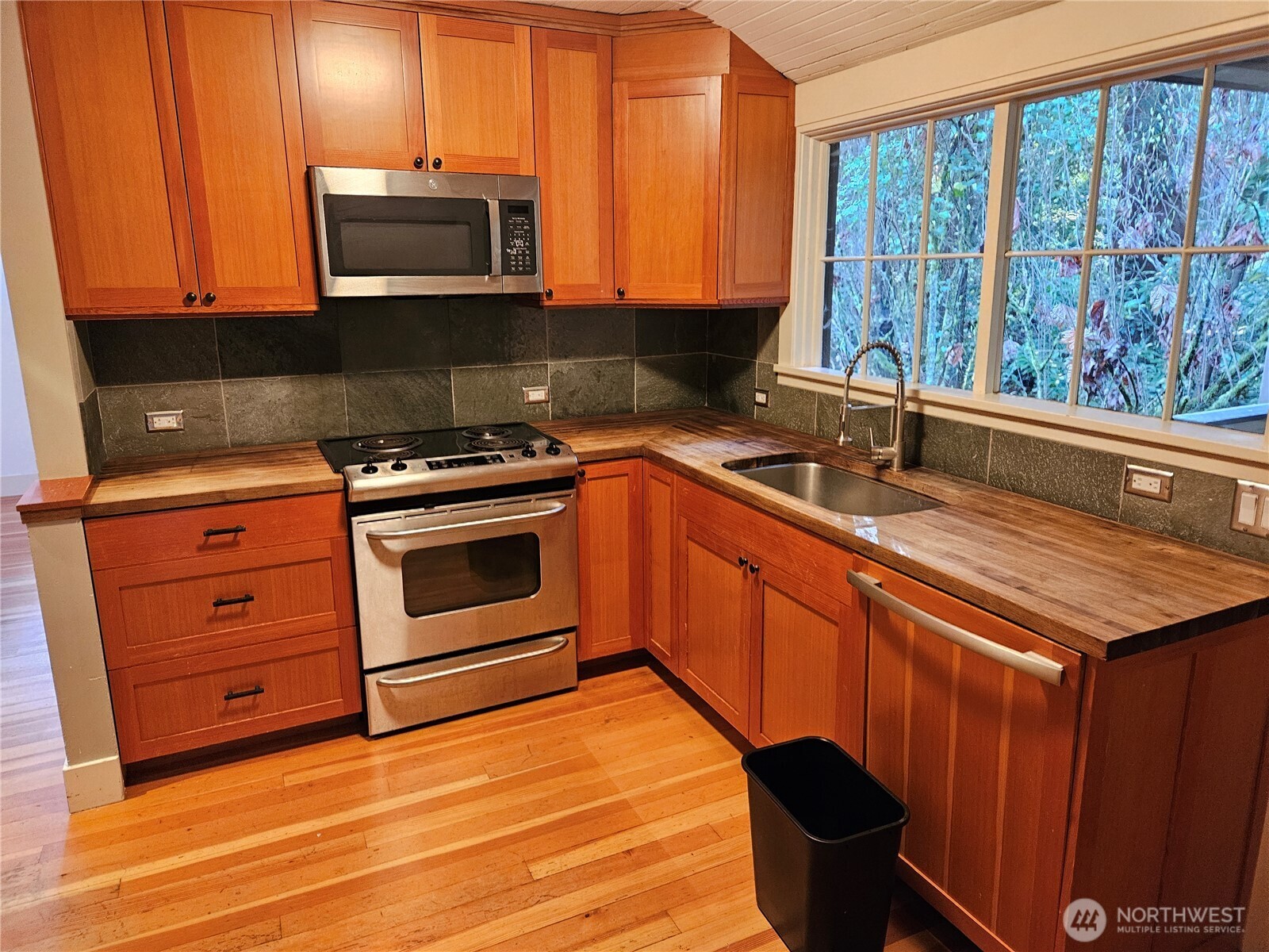 9380 Ferncliff Avenue NE, Bainbridge Island, WA 98110