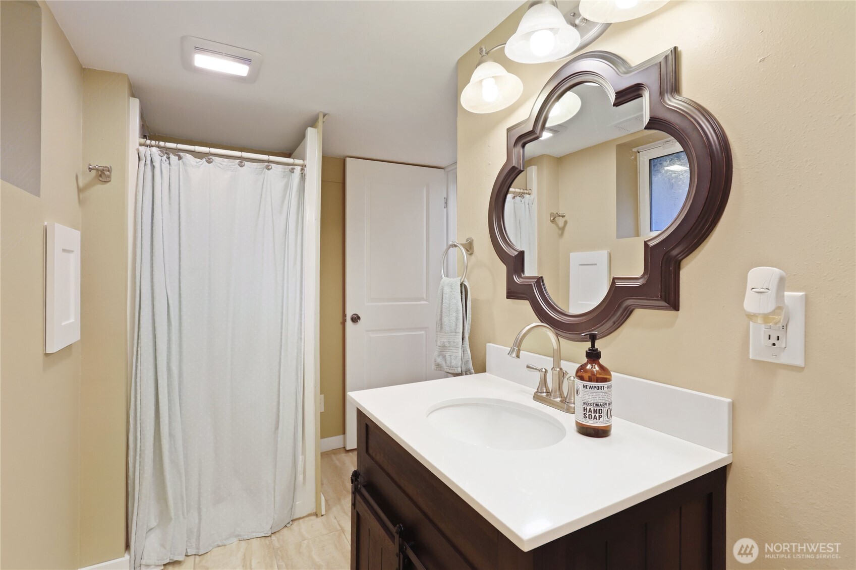 1121 Chester Avenue , Bremerton, WA 98337-1368